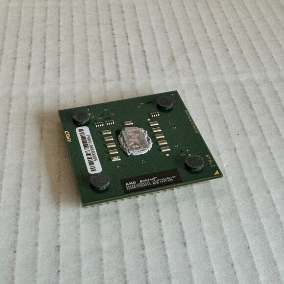 AMD Athlon XP 2400+ CPU AXDA2400DKV3C SOCKET 462 2.00 GHz Processor - Picture 5 of 6